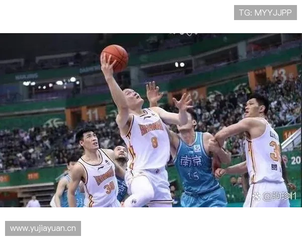 围绕篮球人员调整推动球队重建与战术升级新路径探讨实践分析思考